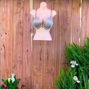 Victoria’s Secret size 38D very sexy plunge bra